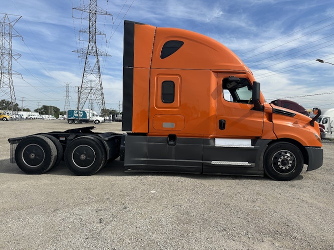 2022 Freightliner Cascadia 126" Sleeper Cab photo 3