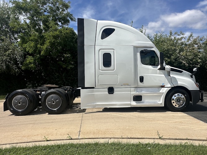 2023 Freightliner Cascadia 126" Sleeper Cab photo 2