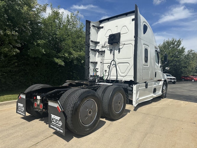 2023 Freightliner Cascadia 126" Sleeper Cab photo 3