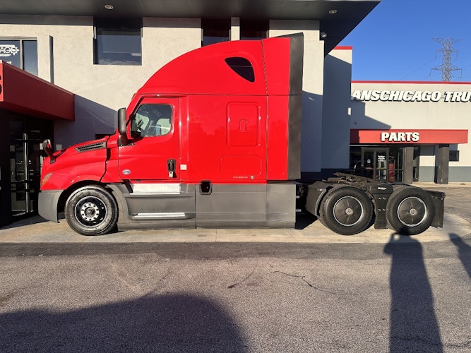 2022 Freightliner Cascadia 126" Sleeper Cab photo 2