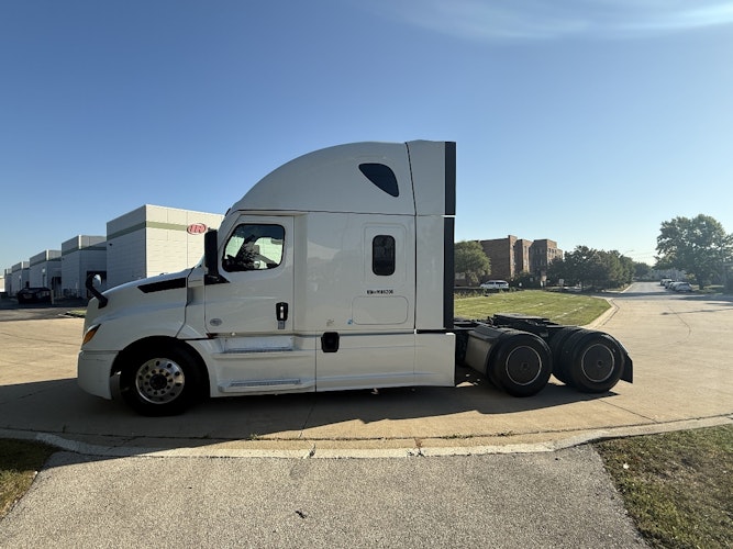 2021 Freightliner Cascadia 126" Sleeper Cab photo 2