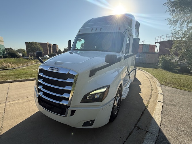 2021 Freightliner Cascadia 126" Sleeper Cab photo 3