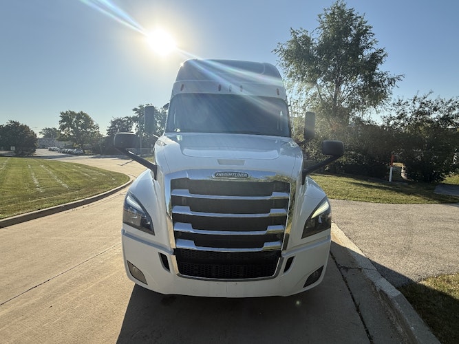 2021 Freightliner Cascadia 126" Sleeper Cab photo 4