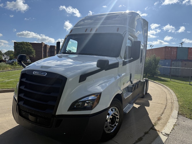 2022 Freightliner Cascadia 126" Sleeper Cab photo 2