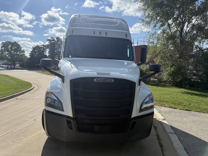 2022 Freightliner Cascadia 126" Sleeper Cab photo 3