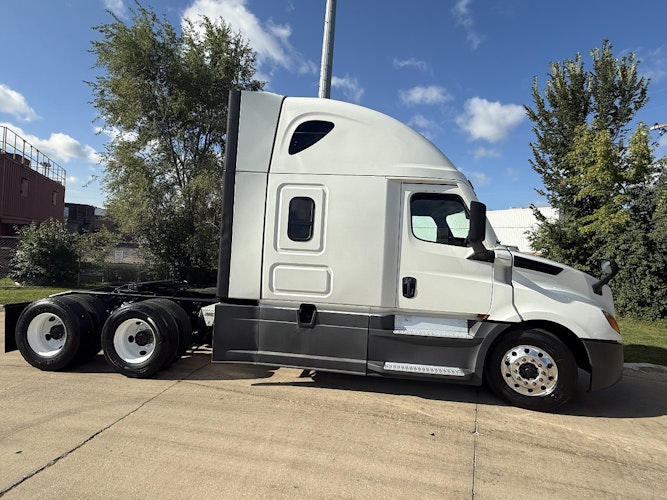 2022 Freightliner Cascadia 126" Sleeper Cab photo 4