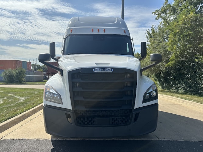 2022 Freightliner Cascadia 126" Sleeper Cab photo 2