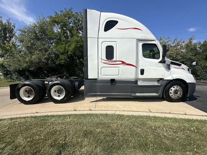 2022 Freightliner Cascadia 126" Sleeper Cab photo 3