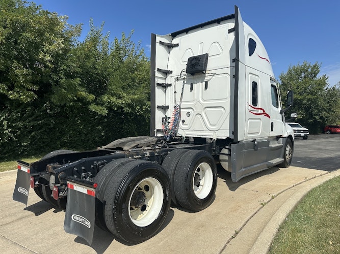 2022 Freightliner Cascadia 126" Sleeper Cab photo 4
