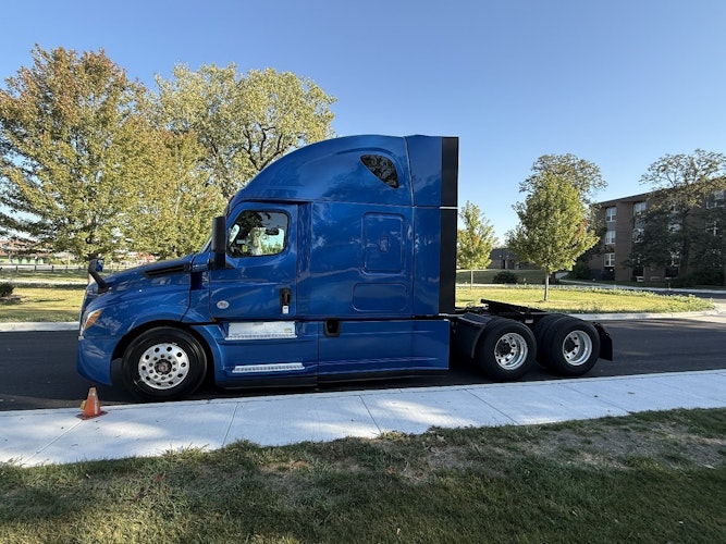 2020 Freightliner Cascadia 126" Sleeper Cab photo 2