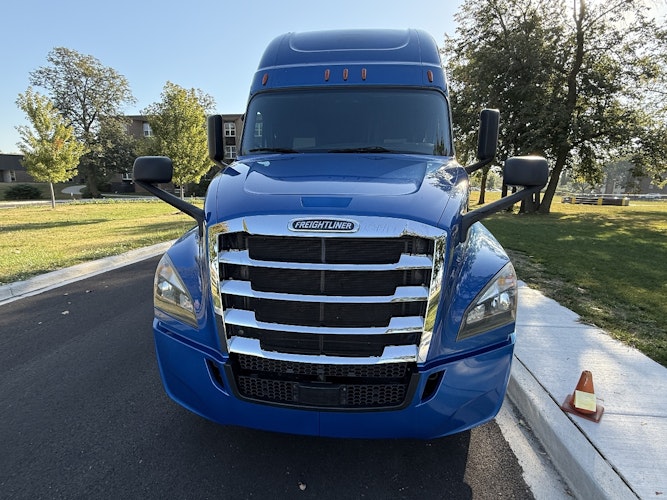 2020 Freightliner Cascadia 126" Sleeper Cab photo 3