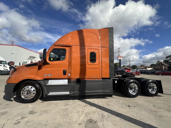 2025 Freightliner Cascadia photo 3