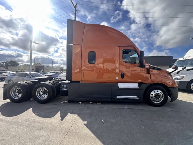 2025 Freightliner Cascadia photo 4
