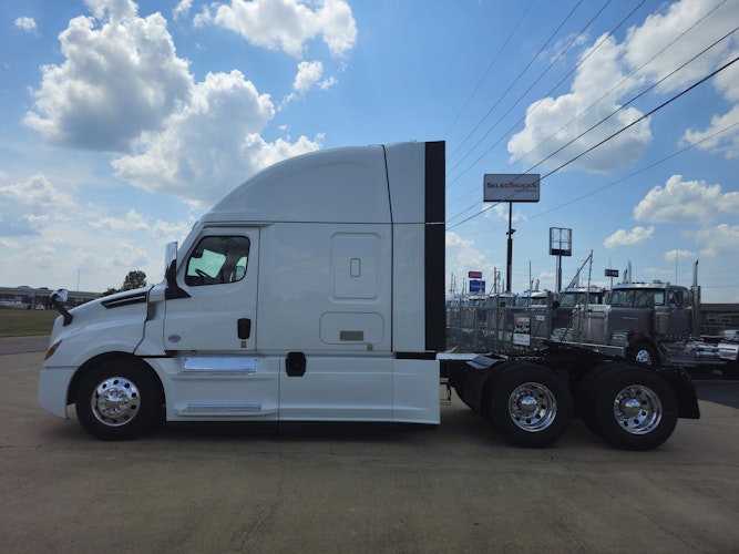 2024 Freightliner Cascadia 126" Sleeper Cab photo 2
