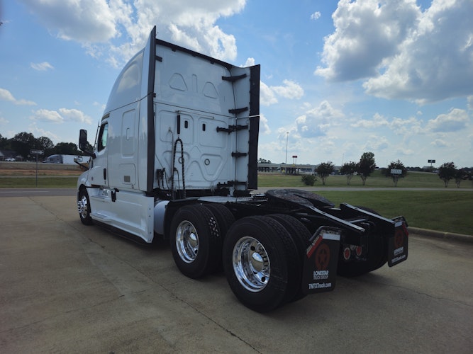 2024 Freightliner Cascadia 126" Sleeper Cab photo 3