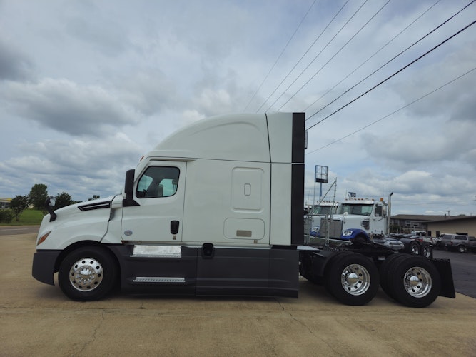 2024 Freightliner Cascadia 126" Sleeper Cab photo 2