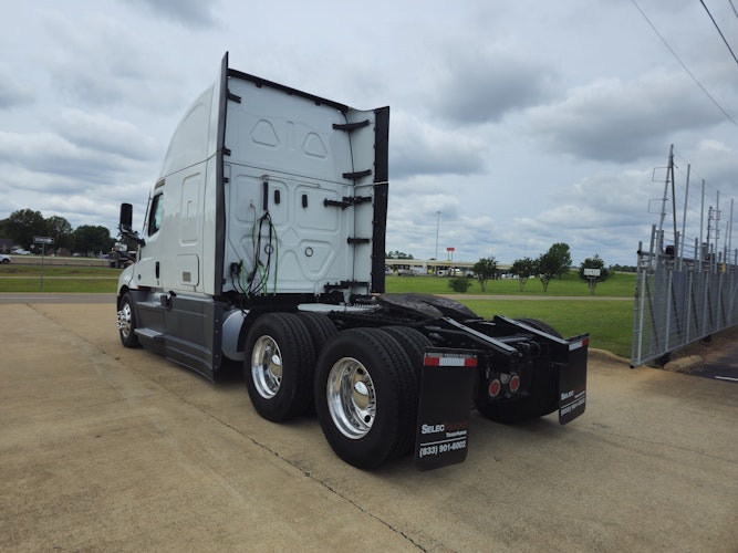2024 Freightliner Cascadia 126" Sleeper Cab photo 3