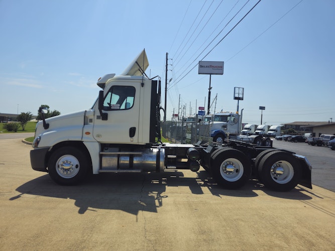 2019 Freightliner Cascadia 125" Sleeper Cab photo 2