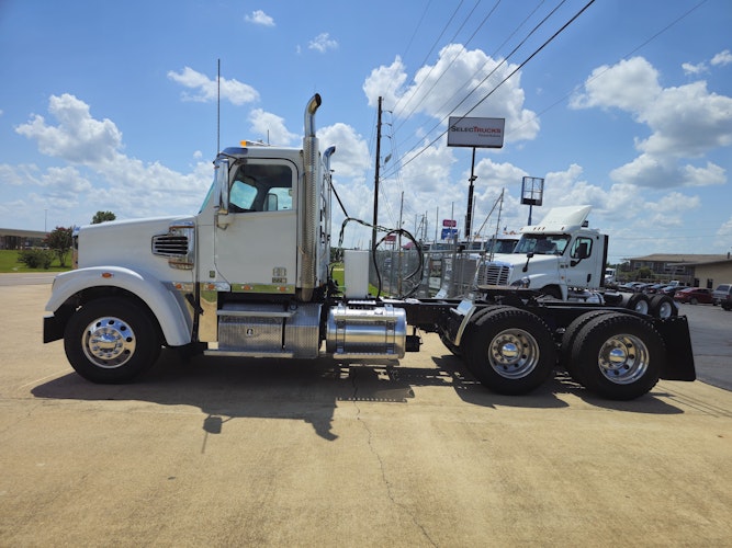 2020 Freightliner SD122 photo 2