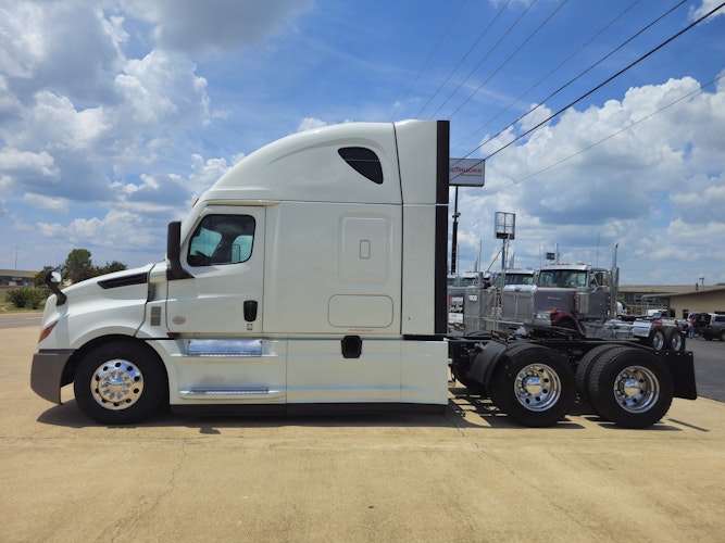 2021 Freightliner Cascadia 126" Sleeper Cab photo 2
