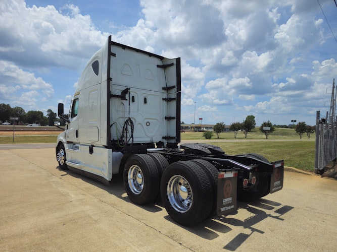 2021 Freightliner Cascadia 126" Sleeper Cab photo 3