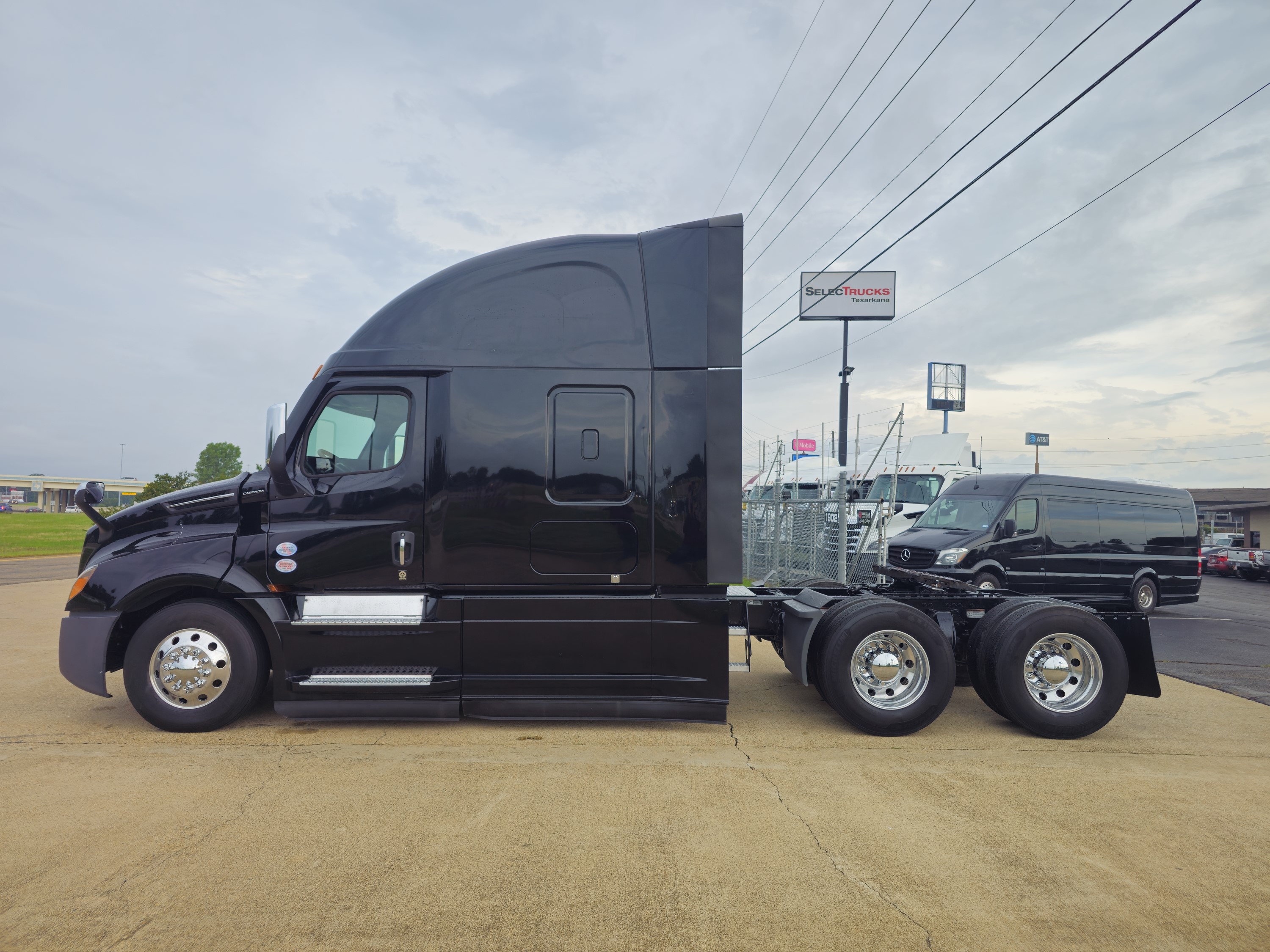 2025 Freightliner Cascadia — photo 2