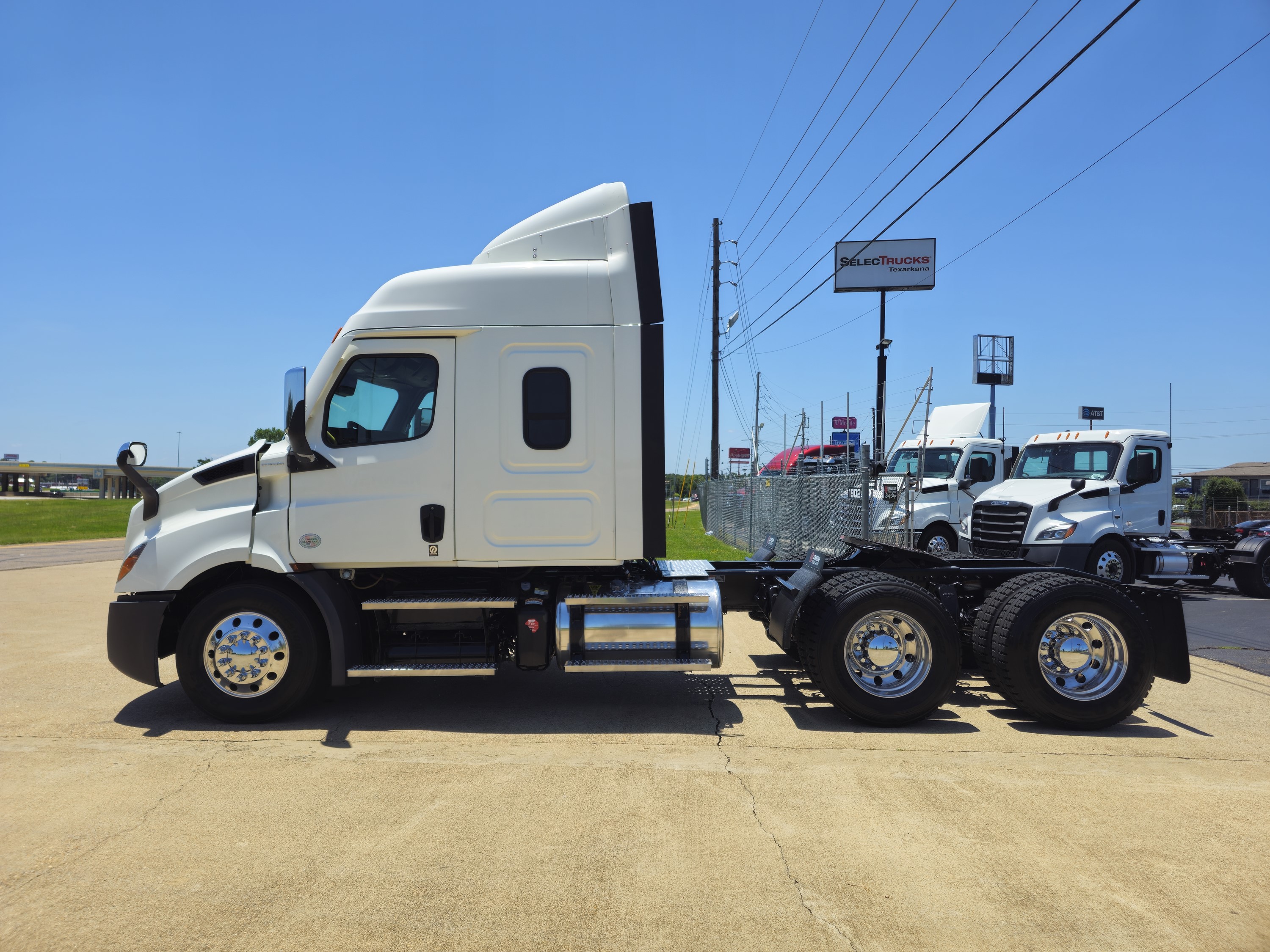 2022 Freightliner Cascadia — photo 2
