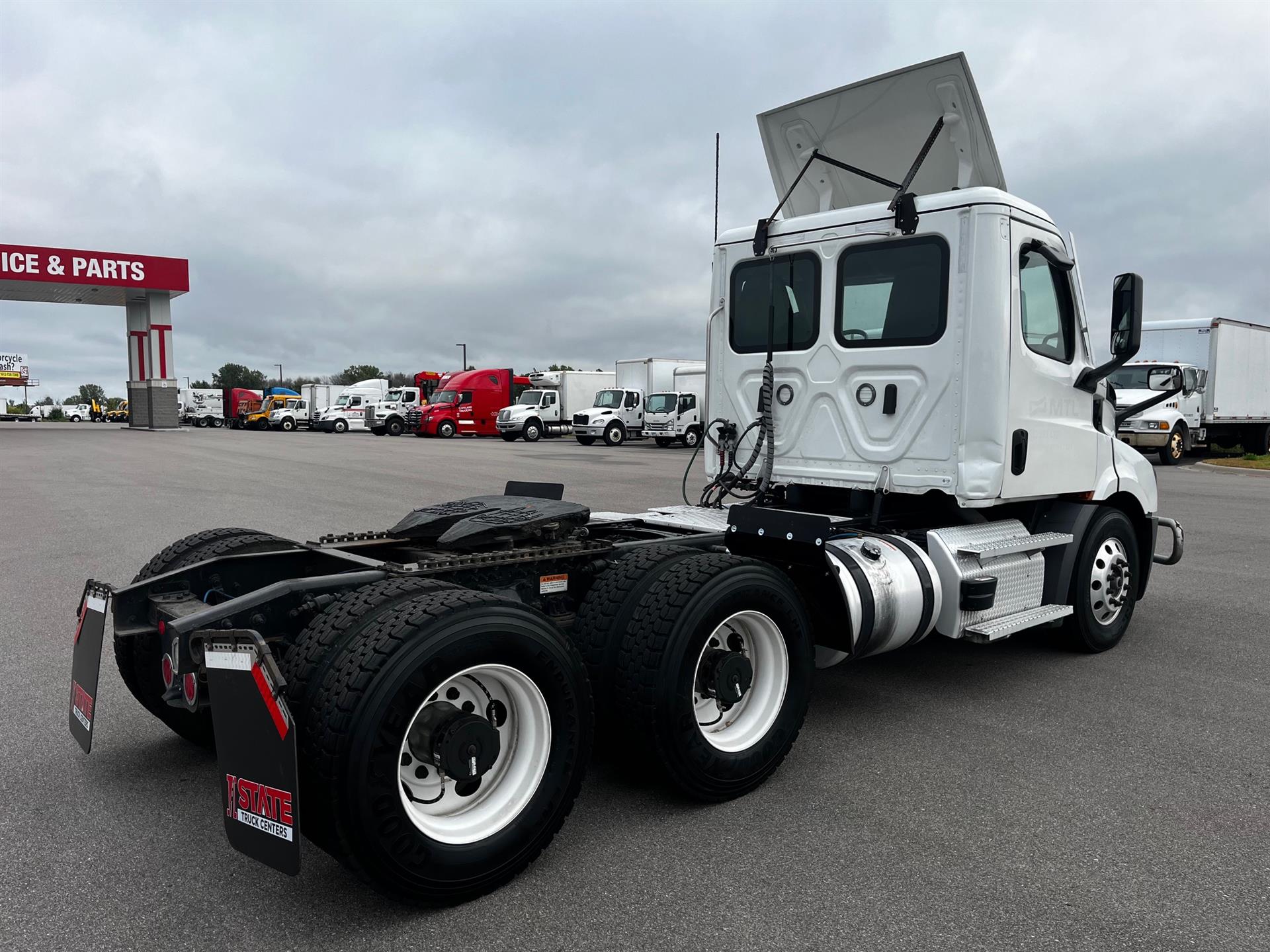 2023 Freightliner Cascadia in Twin Cities, MN — photo 5