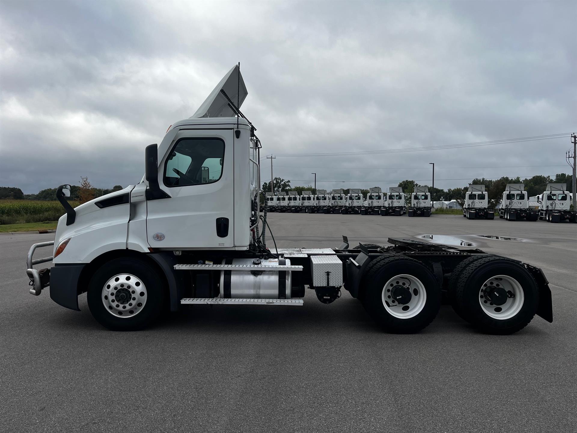 2023 Freightliner Cascadia in Twin Cities, MN — photo 8