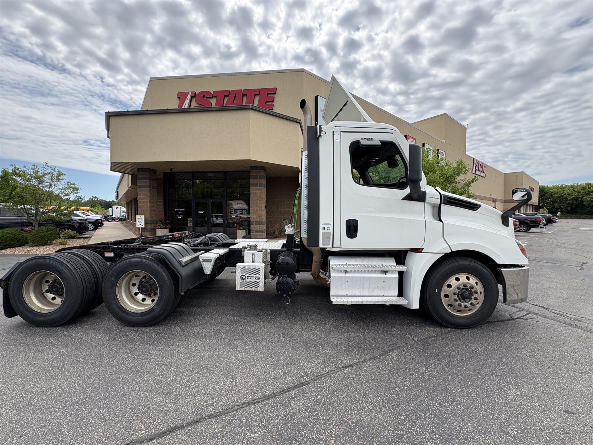 2023 Freightliner Cascadia — photo 2