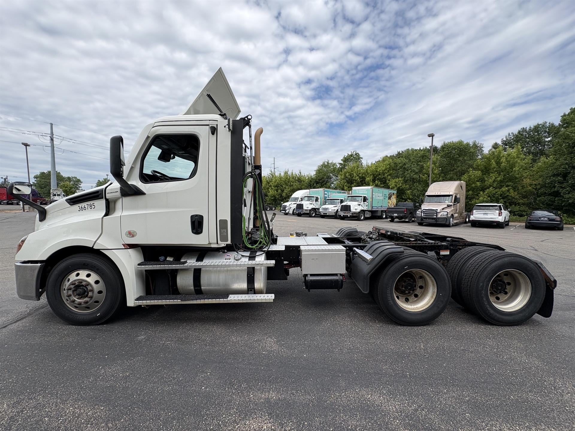 2023 Freightliner Cascadia — photo 6