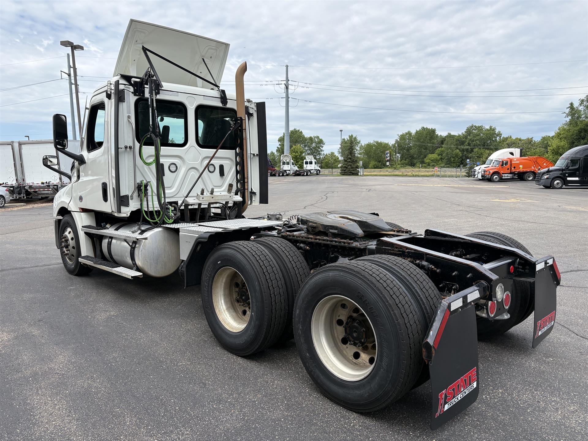 2023 Freightliner Cascadia — photo 5
