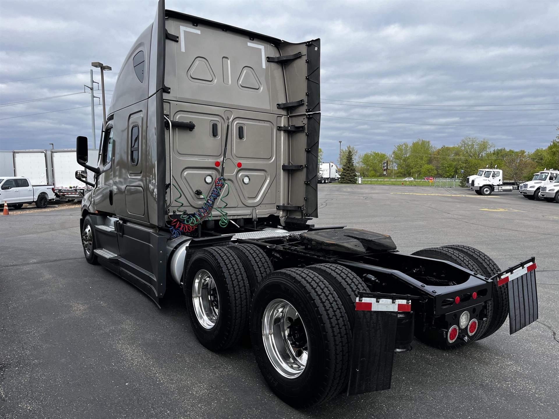 2024 Freightliner Cascadia — photo 8