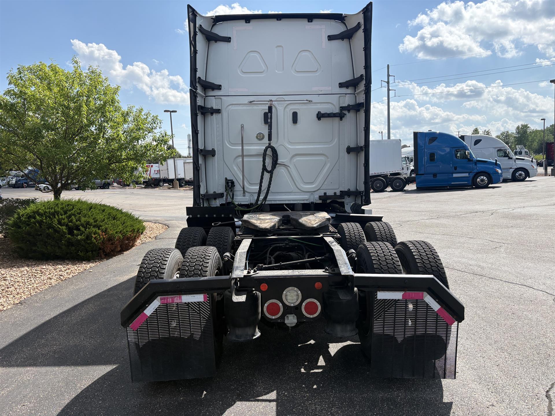 2021 Freightliner Cascadia — photo 3