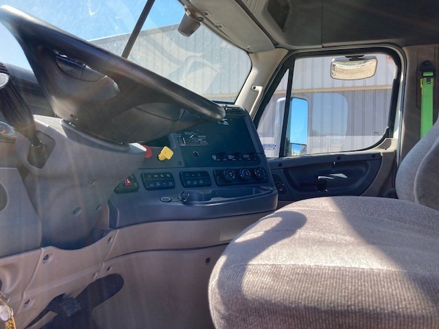 2017 Freightliner Cascadia in Twin Cities, MN — photo 3