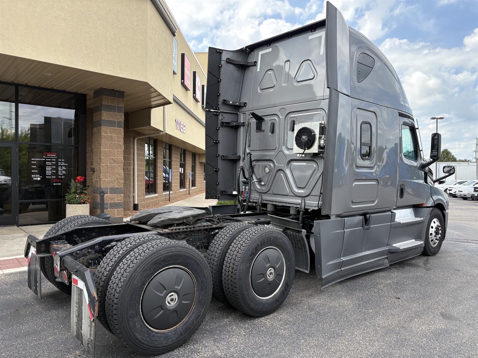 2022 Freightliner Cascadia — photo 2