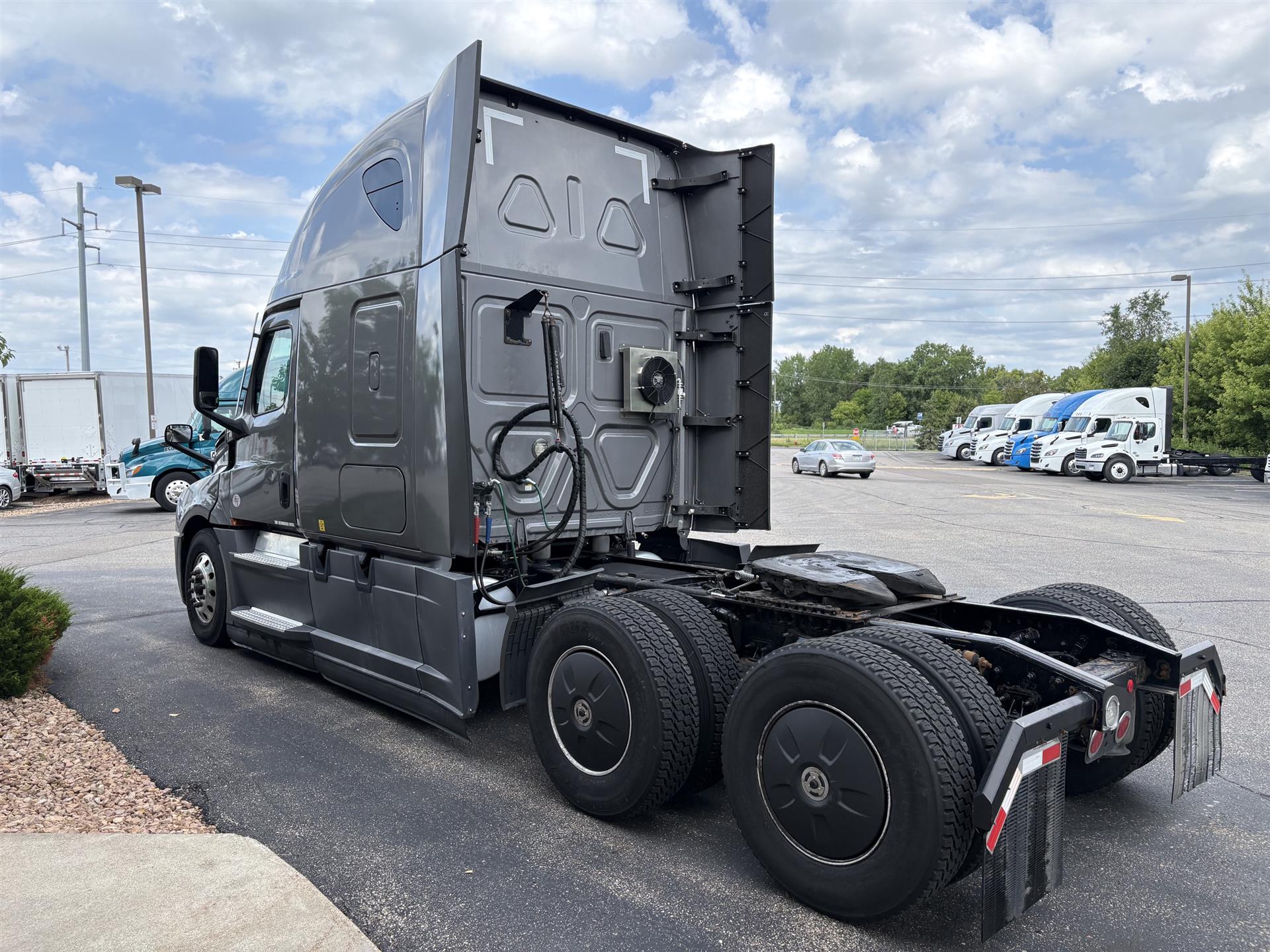 2022 Freightliner Cascadia — photo 5