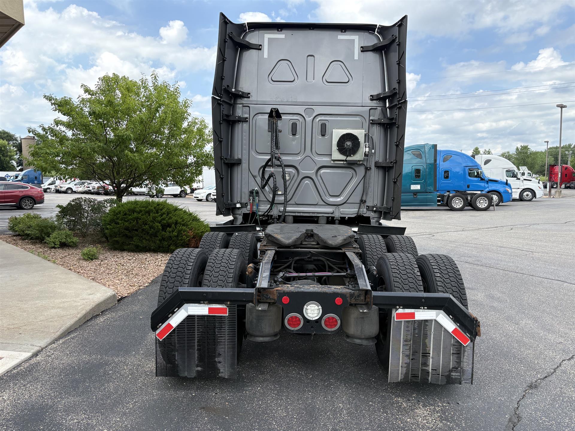 2022 Freightliner Cascadia — photo 6