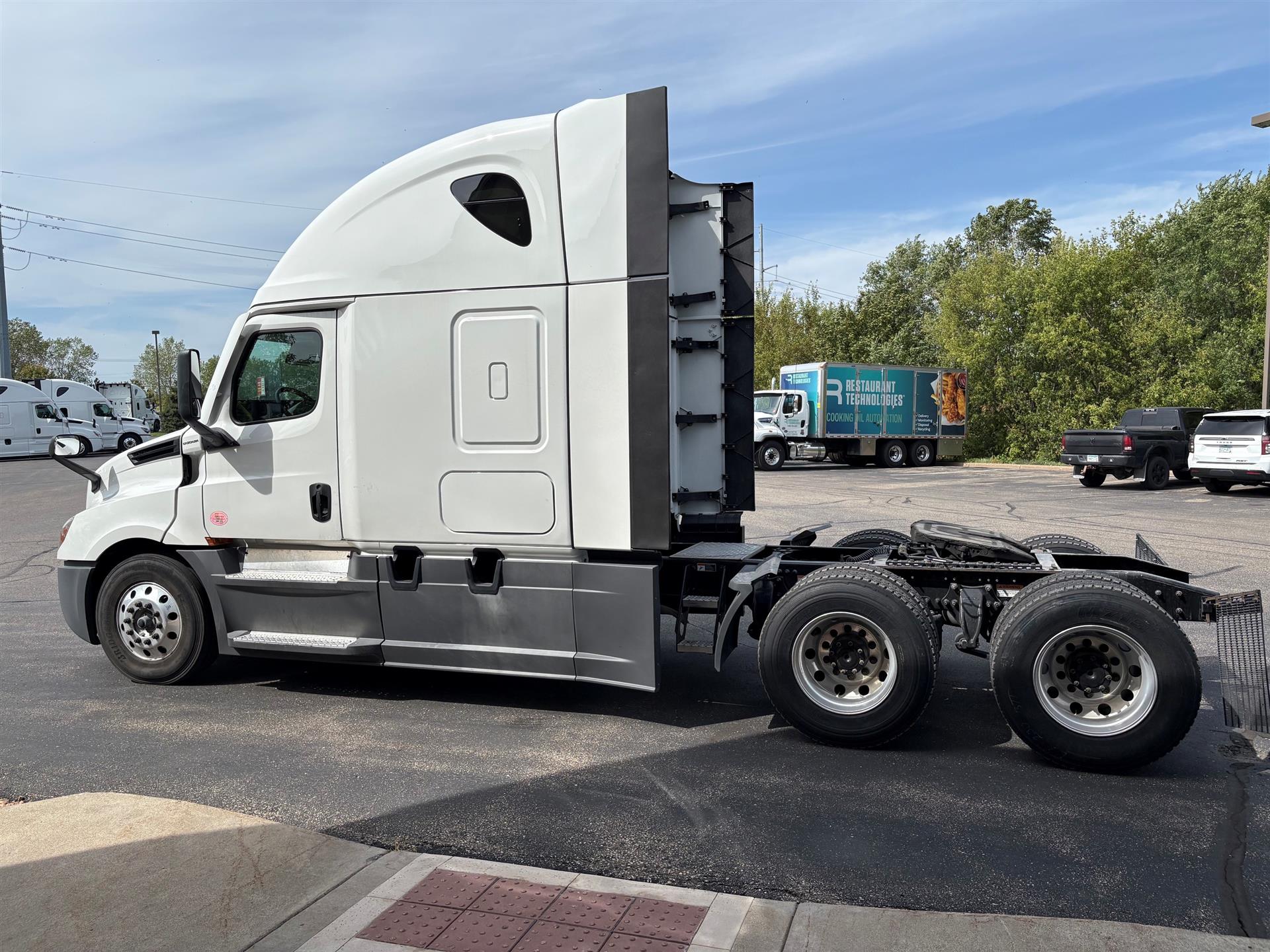 2024 Freightliner — photo 2