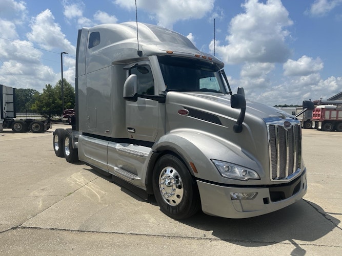 2022 Peterbilt 579 photo 2