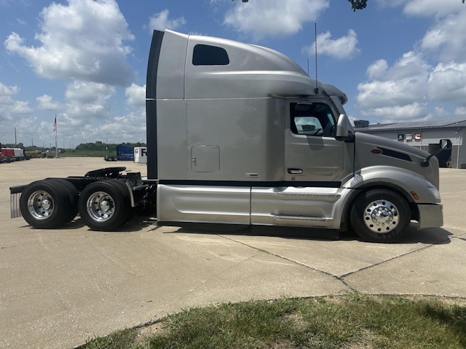 2022 Peterbilt 579 photo 3