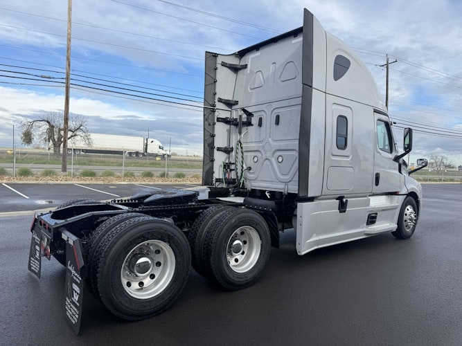 2024 Freightliner Cascadia 126" Sleeper Cab photo 2