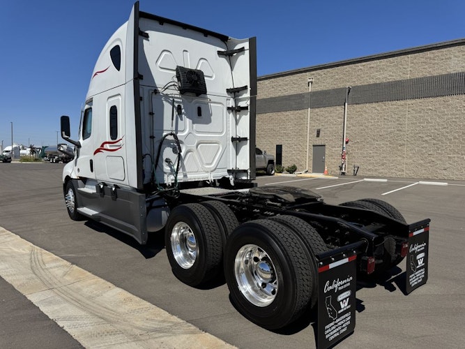 2022 Freightliner Cascadia 126" Sleeper Cab photo 4