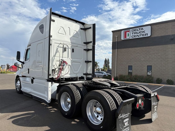 2021 Freightliner Cascadia 126" Sleeper Cab photo 4