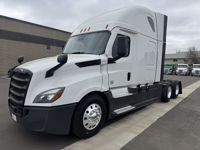 2023 Freightliner Cascadia 126" Sleeper Cab photo 3