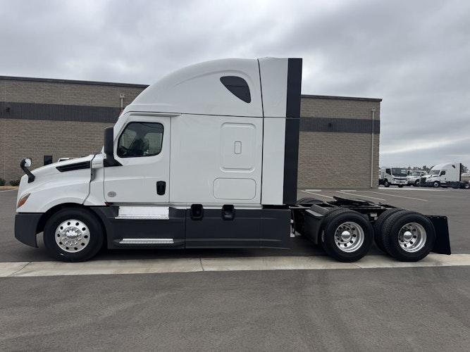 2023 Freightliner Cascadia 126" Sleeper Cab photo 4
