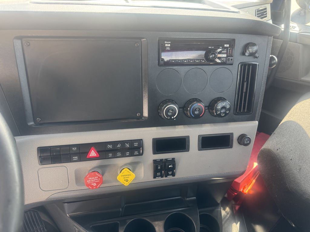 2020 Freightliner Cascadia in Stockton, CA — photo 5