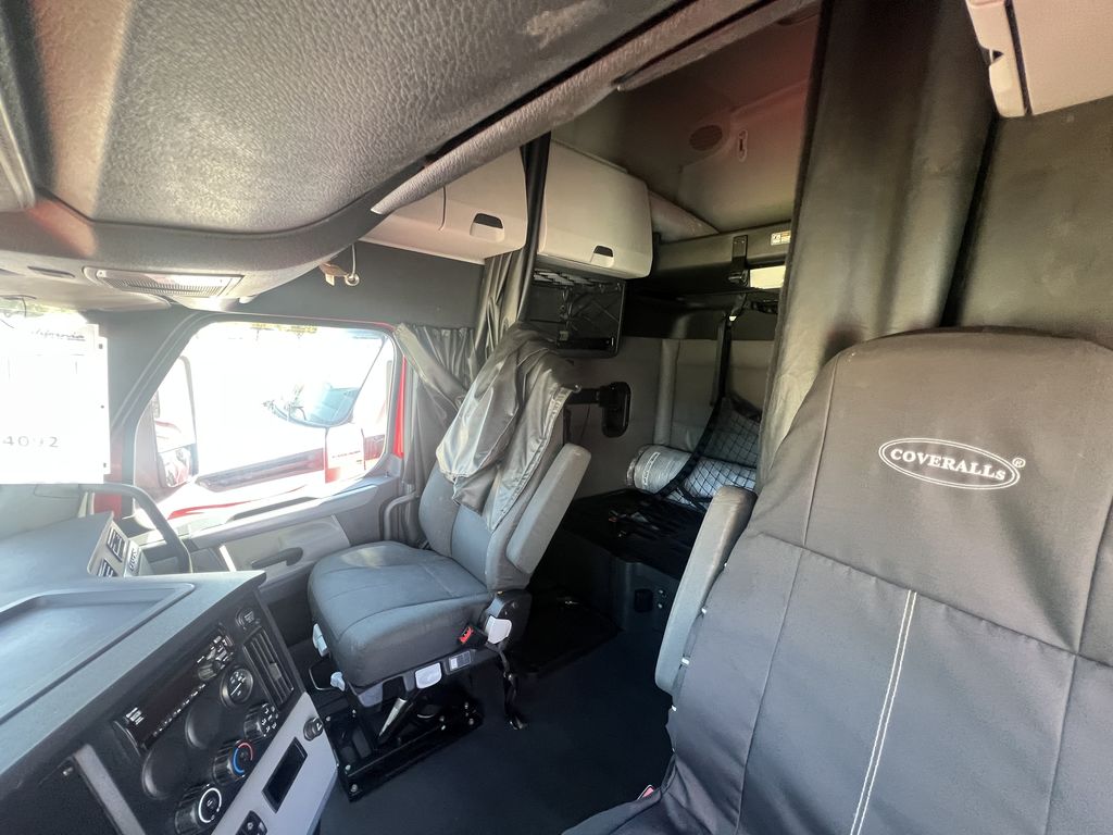2022 Freightliner Cascadia in Sacramento, CA — photo 6