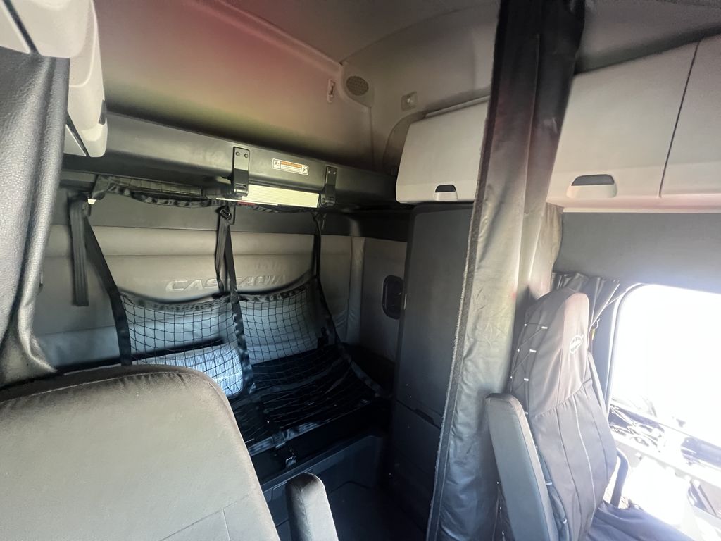 2022 Freightliner Cascadia in Sacramento, CA — photo 7
