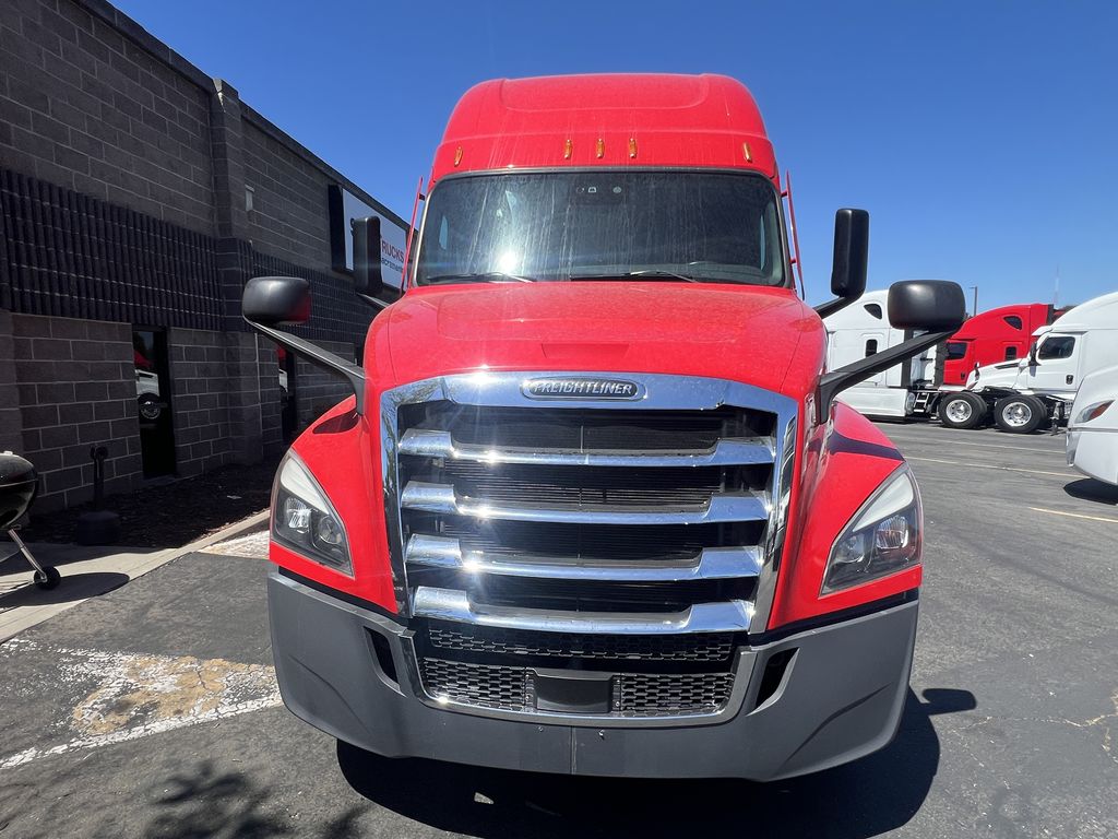 2022 Freightliner Cascadia in Sacramento, CA — photo 3